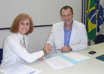 Diretora da Faculdade de Engenharia, Maria Eugenia Mosconi de Gouvêa, e o diretor da Unidade de Negócios da Tuper, James Mauro Fuck, assinam convênio.jpg