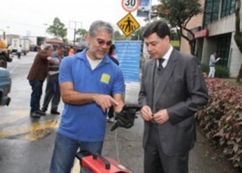 Antônio Gaspar de Oliveira, responsável pelas avaliações gratuitas do programa e diretor do Sindirepa – SP (à esquerda) e Carlos Roberto dos Santos, diretor de Engenharia e Qualidade Ambiental da Cetesb