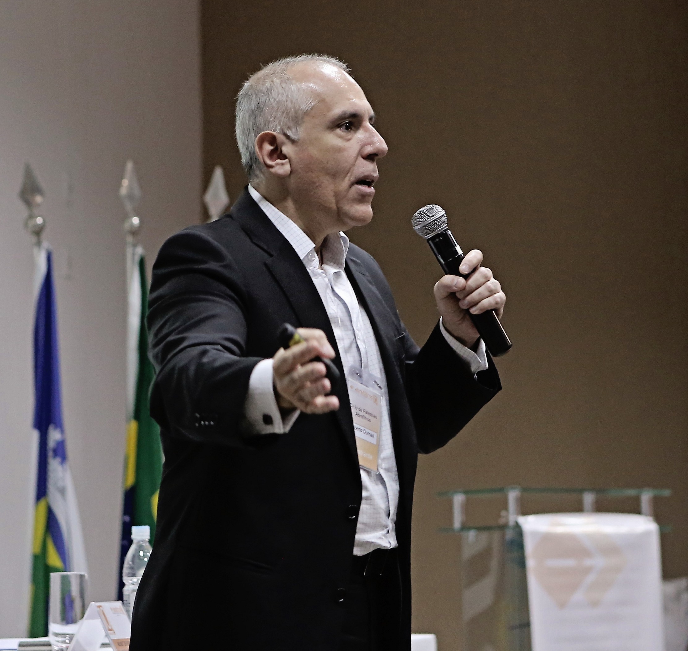Economia brasileira melhora em 2017, mas com ressalvas
