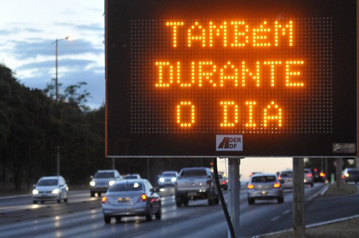 Quando usar DRL e farol baixo em viagens diurnas nas rodovias nacionais