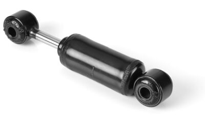 Amortecedor de cabine desgastado gera desconforto ao motorista com oscilação excessiva da cabine do caminhão